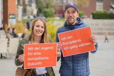 Ein Pärchen mit Schildern